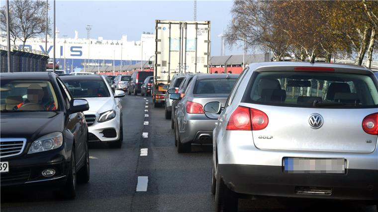 Trotz Nordmole: Hafenkonzept klammert Zustand der Kajen aus Autoschlangen im Hafen