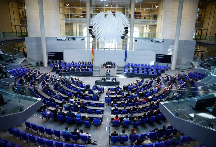 Hohe Energiepreise: Diese Entlastungen sollen kommen Robert Habeck spricht bei der Plenarsitzung im Deutschen Bundestag.