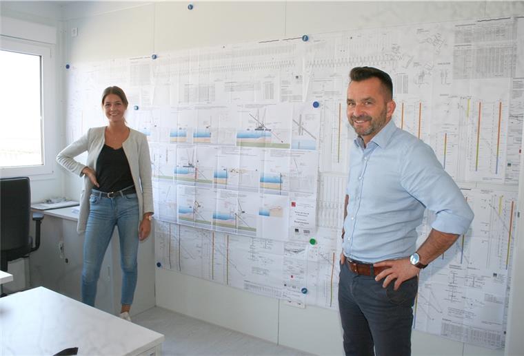 Die stellvertretende Projektleiterin Sabrina Müller und Ralf Meyer von der Bauüberwachung von der Hafengesellschaft Bremenports haben das Projekt genau im Blick.