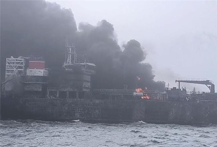 In diesem Bild aus einem von Denys Mezentsev zur Verfügung gestellten Video arbeiten Rettungskräfte vor Ort, nachdem ein Frachtschiff vor Ostengland mit einem Tanker zusammengestoßen ist, der Treibstoff für das US-Militär geladen hatte. Die «Stena Immaculate» kollidierte am Vormittag aus bislang nicht geklärter Ursache mit dem Frachtschiff «Solong» und geriet in Brand. (zu dpa: «Schiffe vor britischer Küste brennen auch in der Nacht»)