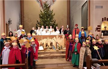 Die Sternsinger beim Gottesdienst.