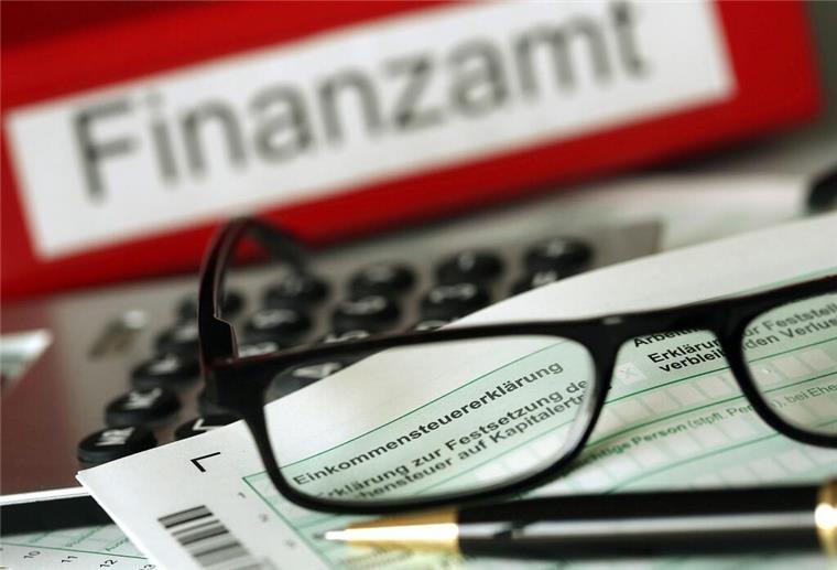 Auf einem Vordruck für die Steuererklärung liegen Stift und eine Brille. Die Steuererklärung empfinden viele Menschen als lästige Pflicht. Dabei lassen sich Hunderte Euro sparen.