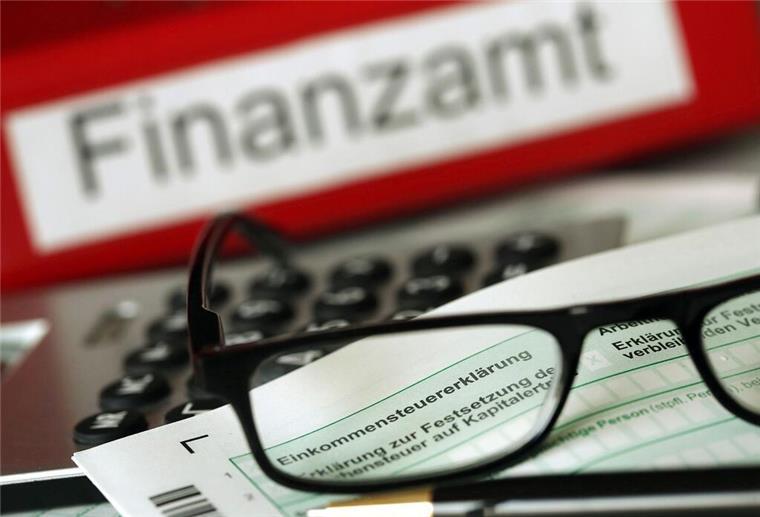 Steuererklärung für 2024: Diese 12 wichtigen Pauschalen sollte jeder kennen Auf einem Vordruck für die Steuererklärung liegen Stift und eine Brille. Die Steuererklärung zu machen, ist für viele Arbeitnehmer eine unangenehme Pflichtaufgabe. Doch es gibt Wege, den Aufwand in Grenzen zu halten. Dazu gehören 12 wichtige Pauschalen.