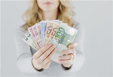 Frau hält Geldscheine in der Hand.