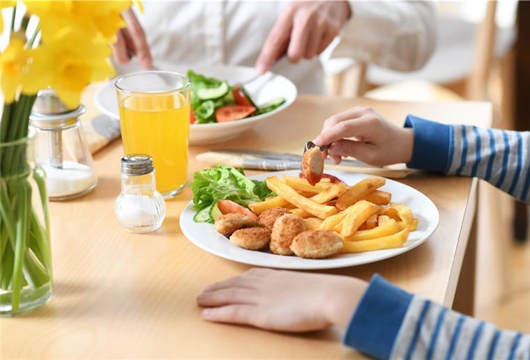 Goldgelbe Schätze: So schlagen sich Chicken-Nuggets im Test Die Stiftung Warentest hat Chicken Nuggets getestet. Der Salzanteil ist wohldosiert. Für einen unnötigen Energiegehalt sollten sie aber nicht mit Pommes vertilgt werden. Salat oder Reis seien besser.