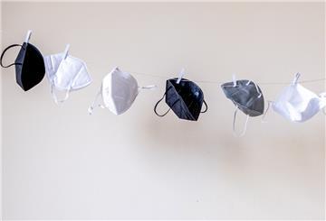  FFP2-Masken an der Leine