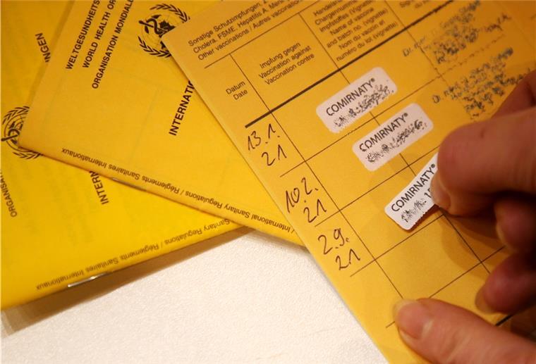 Stiko: Booster für alle ab 18 Jahren Der dritte Kleber im Impfbuch: Eine Auffrischungsimpfung verstärkt den Schutz gegen das Sars-CoV-2-Virus.