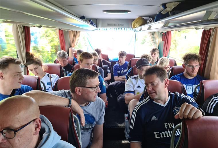 Rodenkirchen: HSV-Fanclub feiert 25-jähriges Bestehen Die Stimmung im Bus ist gut, auch wenn es schwierig wird. Hier sind die Fans, unter ihnen Butjadingens Bürgermeister Axel Linneweber (vorn rechts), am 23. Mai 2022 unterwegs zum zweiten Relegationsspiel gegen Hertha BSC Berlin. Das ging verloren, der HSV spielt weiter in der zweiten Liga.