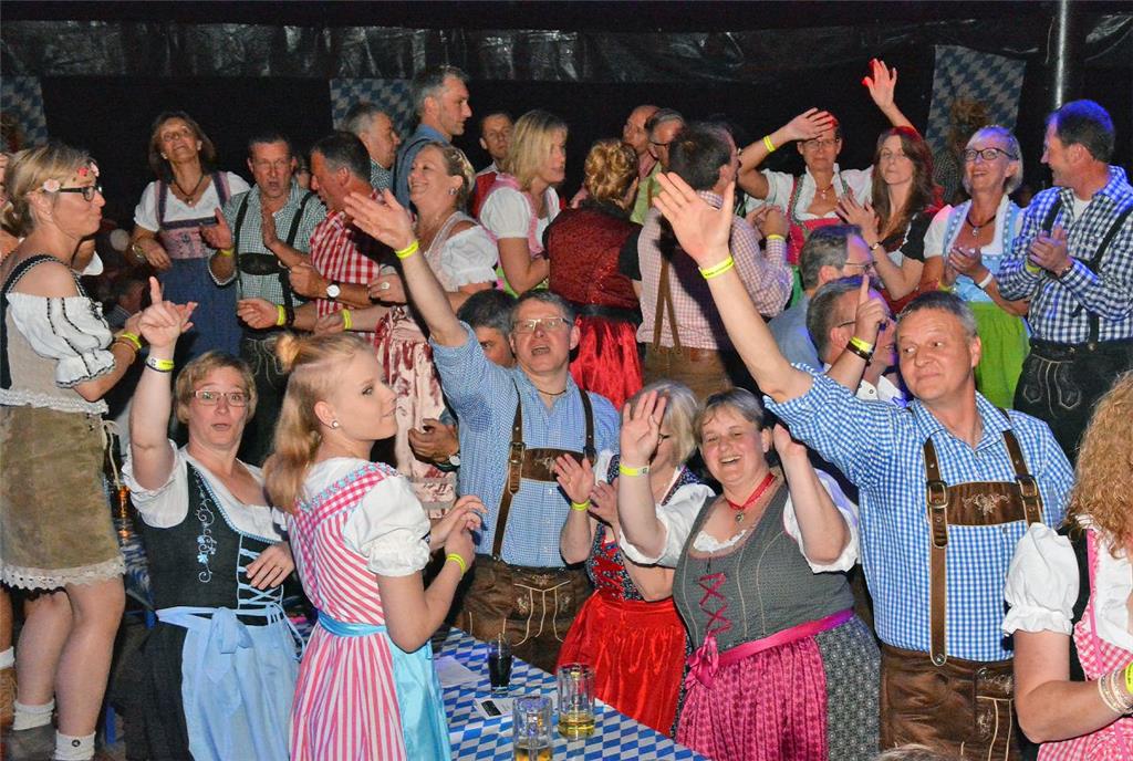 Die Stimmung war bei den Partygästen ausgelassen. Foto: Zschiesche