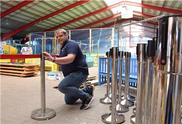 Die Strände in Butjadingen werden derzeit in Parzellen eingeteilt. Das Bild zeigt Bernd Kappus (links) und Robert Kowitz von der Tourismus-Service Butjadingen.
