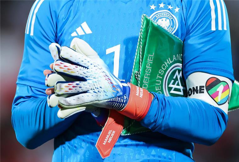 „One-Love"-Eklat: Bierhoff beklagt Belastung für WM-Spieler Deutschlands Torhüter und Kapitän Manuel Neuer trägt die Kapitänsbinde mit der Aufschrift "One Love"