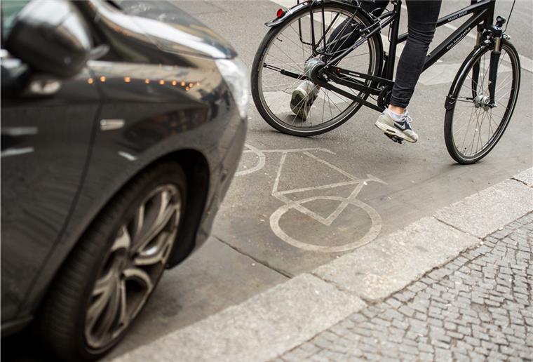 Schutz für Radler, höhere Bußgelder: Neue Verkehrsregeln ab Dienstag Die Strafen bei Verstößen im Straßenverkehr werden in der geänderten Straßenverkehrsordnung höher ausfallen. Die Änderungen treten am 28. April in Kraft.