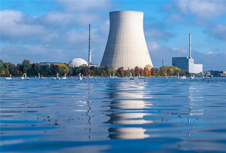 ARCHIV - 25.10.2023, Bayern, Essenbach: Das Kernkraftwerk Isar 2. Die Abfälle aus Atomkraftwerken können nach einer Studie von Experten in deutlich weniger schädliche Elemente umgewandelt werden. (zu dpa: «Studie: Umwandlung von Atommüll konkret möglich») Foto: Armin Weigel/dpa +++ dpa-Bildfunk +++