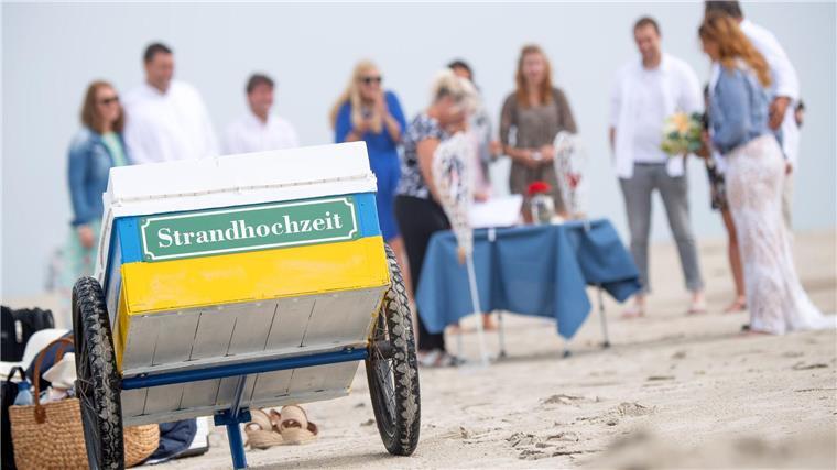 Die Strandhochzeiten auf Juist sind wetterabhängig, bei Regen oder starkem Wind sind sie nicht möglich. (Archivbild)