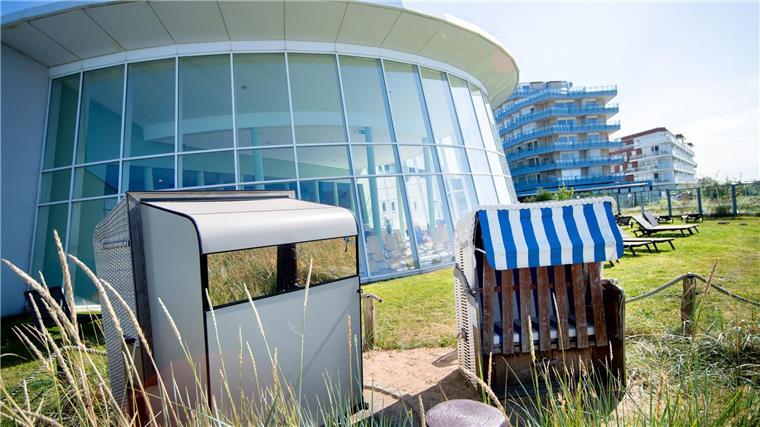 Schwitzen in der Strandkorbsauna Die Strandkorbsauna steht im Außenbereich des Thalasseonzentrums Ahoi.