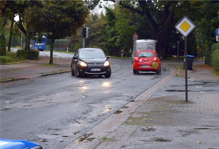 Zeven: Löchrige Straße wird endlich saniert Die Straße Auf dem Quabben in Zeven ist wegen ihres desaströsen Zustands seit Jahren ein Ärgernis. Jetzt wurden die Anlieger über die endlich beginnenden Sanierungsarbeiten informiert.