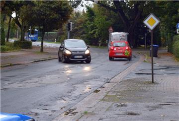Die Straße Auf dem Quabben in Zeven ist wegen ihres desaströsen Zustands seit Jahren ein Ärgernis. Jetzt wurden die Anlieger über die endlich beginnenden Sanierungsarbeiten informiert.
