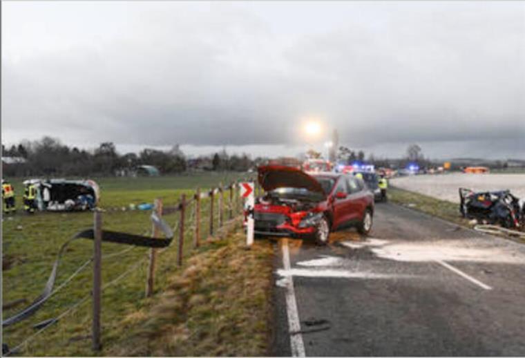 Zwei Kinder tot: Frau nach Autorennen wegen Mordes vor Gericht Die Straße, auf der es zu dem Zusammenprall kam, und die angrenzenden Felder glichen am 25. Februar 2022 einem Trümmerfeld.