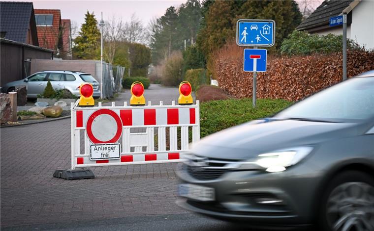 Die Straße, in der in der Nacht zum Neujahr ein Einfamilienhaus abgebrannt war, ist nun gesperrt worden. 