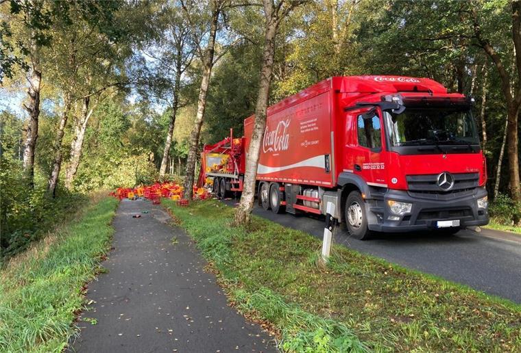 Cola-Crash in Sauensiek: LKW verliert kistenweise Limonade Die Straße musste bis in die Abendstunden gesperrt bleiben.