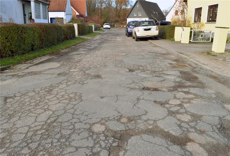 Anlieger müssen in Loxstedt weniger zahlen Die Straßen in der Loxstedter Siedlung Hohewurth sind über 60 Jahre alt und müssen dringend saniert werden. Archivfoto: Schmonsees