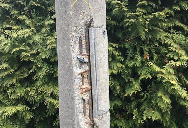 Schwei: Beton-Laternen werden schrittweise ersetzt Die Straßenlaternen aus Beton in Schwei haben gut und gerne 50 Jahre auf dem Buckel. An einigen Masten wie hier in der Bahnhofstraße platzt der Beton inzwischen ab.