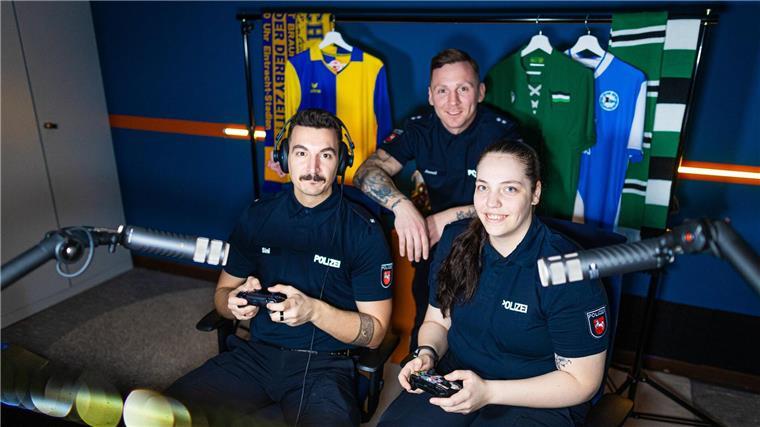 Zocken in Uniform: Warum die Polizei Hannover auf Twitch ist Die Streamer „Sini“, „Janni“ und „Jo“ sitzen vor dem Niedersachsen-Derby vor Trikots von Eintracht Braunschweig und Hannover 96 im Polizeistudio.