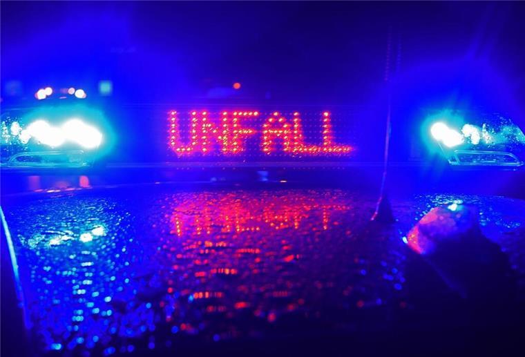 Update: Unfall auf der B73: Strecke zwischen Altenbruch und Otterndorf gesperrt Polizei-Blaulicht bei Unfallaufnahme.