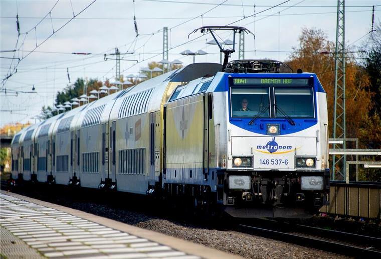 Fährt der Metronom bald nicht mehr zwischen Hamburg und Bremen? Ein Metronom hält an einem Bahnsteig.