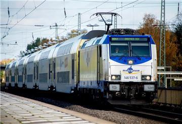 Ein Metronom hält an einem Bahnsteig.