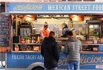 Die Street-Food-Festivals machen mit exotischen Speisen und Ständen auf sich aufmerksam.