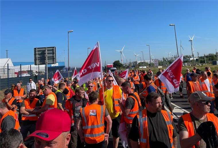 Bremerhaven: Streik der Hafenarbeiter legt den Hafen lahm Die streikenden Hafenarbeiter marschieren durch den Hafen.
