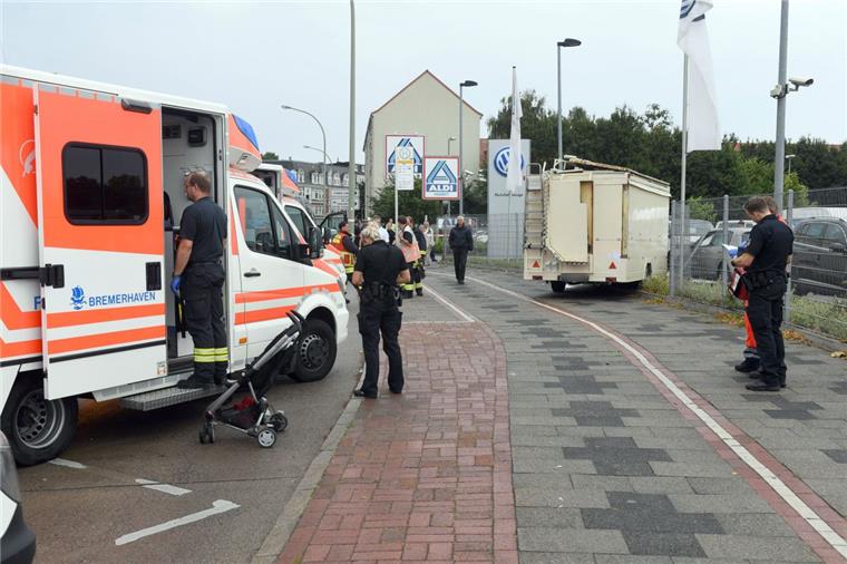 Anhänger rauscht in Bremerhaven in Bushaltestelle: Jüngstes Opfer ist erst drei Jahre alt Die Stresemannstraße in Bremerhaven-Lehe musste am Unfallort in Richtung Norden 1,5 Stunden gesperrt werden.