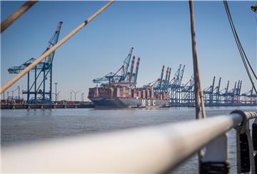 Die Stromkaje soll für 170 Millionen Euro ertüchtigt werden. Für ihre Zustimmung setzten die Grünen einen Verzicht des Senats auf künftige Vertiefungen der Außenweser durch. Foto: Hartmann