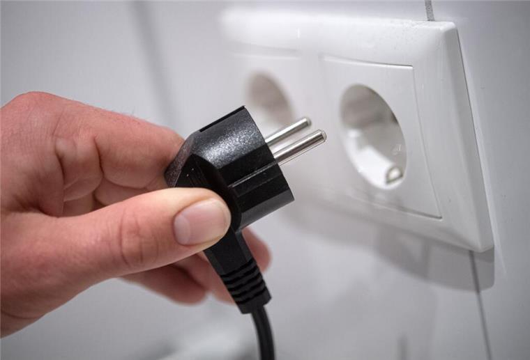 Pläne enthüllt: Regierung will große Entlastung für Familien – Bis zu 220 Euro mehr Ein Stecker wird in eine Steckdose gesteckt. Die Strompreise in Deutschland sind in den vergangenen Jahren drastisch gestiegen. Nun sind Pläne der Bundesregierung durchgesickert, wonach der Strompreis sinken soll.