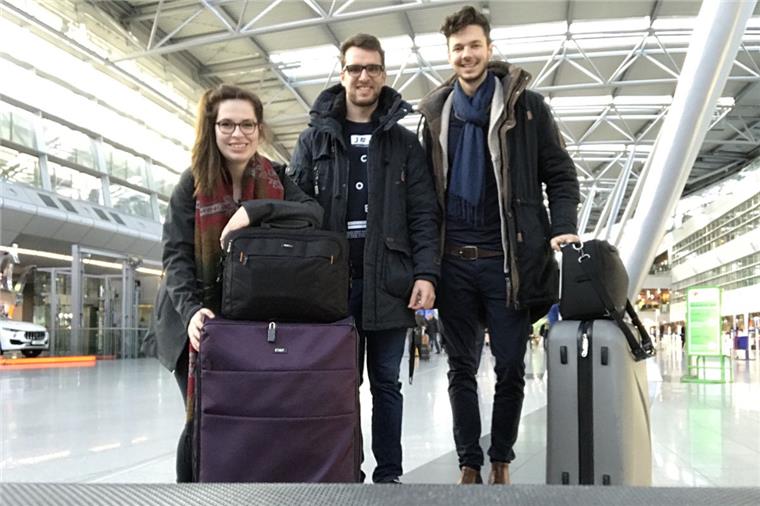Die Studenten Ann-Kristin Hitzemann (von links), Adrian Büsing und Tim David Müller-Zitzke kurz vor ihrem Abflug nach Montreal.