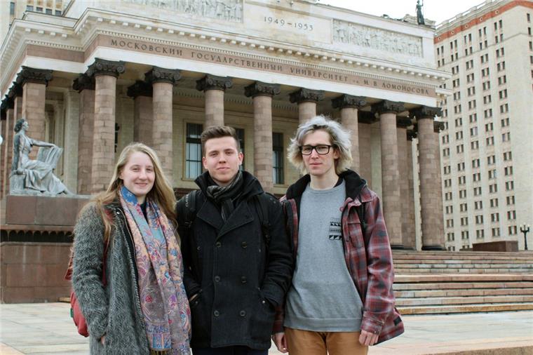 Russlands Studenten wehren sich gegen das WM-Fieber Die Studenten Nadeschda, Sergej und Igor von der Lomonossow-Universität tun ihren Unmut kund: Sie führen einen Protest gegen die geplante Fanzone vor der Uni an. Mehr als 10.000 Studenten haben sich der Online-Petition angeschlossen.