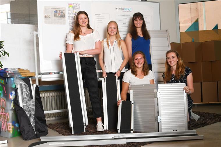 Bremerhaven: Barrierefrei? Studentinnen testen Geschäfte Die Studentinnen (von links) Selina Feindt, Milena Barg, Carina Müller sowie (vorn) Lara Hanke und Jessica Dannemann haben das Projekt „Barrierefreie Hafenstraße“ abgeschlossen.