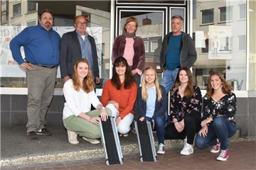Die Studentinnen (vorn von links) Jessica Dannemann, Carina Müller, Milena Barg, Selina Feindt und Lara Hanke gestalten das Projekt „Barrierefreie Hafenstraße“ mit Unterstützung von (stehend) Sprach- und Kulturmittler Cafer Isin (AFZ), Günther Kerchner (Stiftung „Inklusive Stadt“), Quartiersmeisterin Brigitte Hawelka und Robert Worden (Leerstandsmanagement Wunderwerft). 