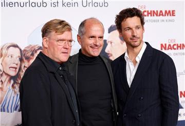 Die Stürze auf der Skipiste - mit entsprechenden Folgen - hat Christoph Maria Herbst für die Komödie „Der Spitzname“ selbst gedreht. Auch mit dabei im Film: Justus von Dohnanyi (l.) und Florian David Fitz (r.)