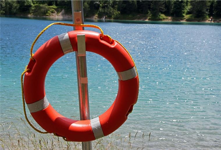 Vermisster 26-Jähriger in der Weser: Suche eingestellt Die Suche nach dem 26-jährigen Schwimmer, der am Dienstag in der Weser bei Berne unterging, ist erfolglos eingestellt worden.