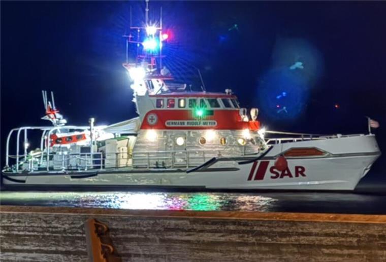 Leuchtrakete über der Weser löst Großeinsatz in Bremerhaven aus Die Suche nach einer Person, die sich möglicherweise in Lebensgefahr befand, dauerte mehrere Stunden, endete aber ohne Erfolg.