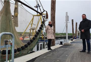 Die Südpier am Kutterhafen von Dorum-Neufeld ist eines von drei großen Bauprojekten, die die Gemeinde Wurster Nordseeküste - hier mit Bauamtsleiterin Norma Warncke und Bürgermeister Marcus Itjen - in diesem Jahr fertiggestellt hat.