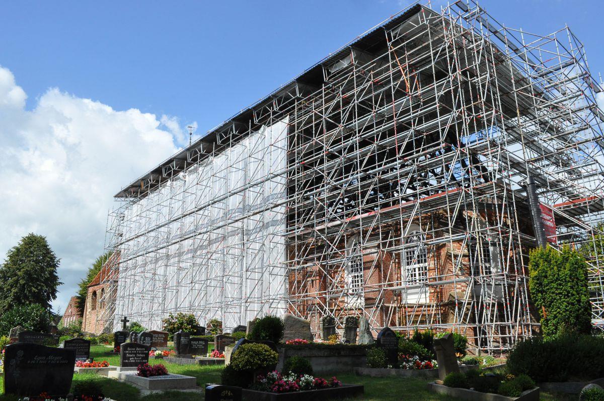 Brake: Golzwarder Kirche verschwindet hinter einer Schutzplane Die Südseite der Kirche ist schon hinter einer Schutzplane verschwunden.