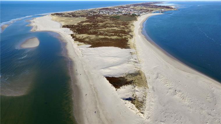 Die Südspitze von Sylt (Schleswig-Holstein)  bröckelt. Diesen Winter haben Stürme wieder an dem Strand genagt. 