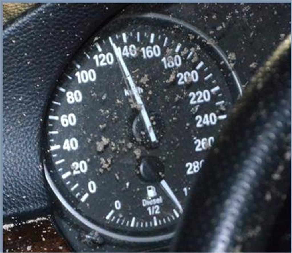 Die Tachonadel ist nach dem Aufprall stehen geblieben. Sie zeigt 130 km/h.