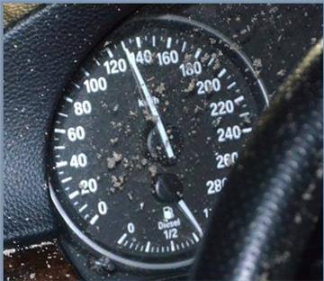 Die Tachonadel ist nach dem Aufprall stehen geblieben. Sie zeigt 130 km/h.