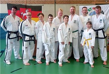 Die Taekwon-Do-Sportler vom SV Nordenham und Blexer TB sowie das Prüfungskomitee waren zufrieden mit den Leistungen.