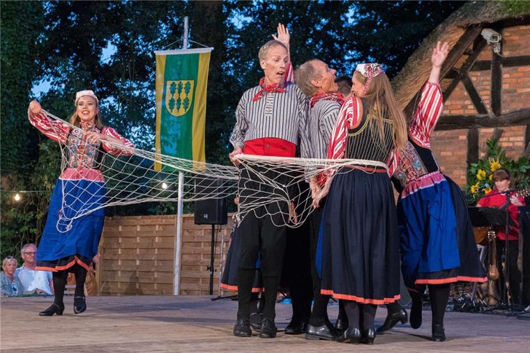Die Tänzer der niederländischen Gruppe Hai La Joc zeigten akrobatische Einlagen, boten Slapstick und strahlten gute Laune aus.