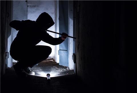 Die Täter hebelten ein Fenster im Erdgeschoss auf.